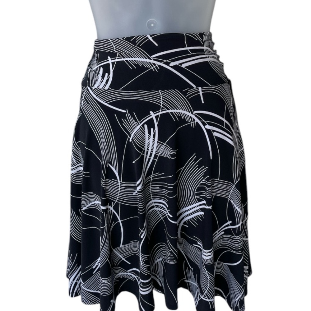 Maurice’s black and white abstract swirl polyester mini skirt size medium